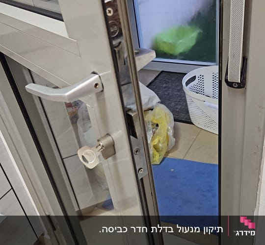 דלת זכוכית עם מנעול ומפתח
